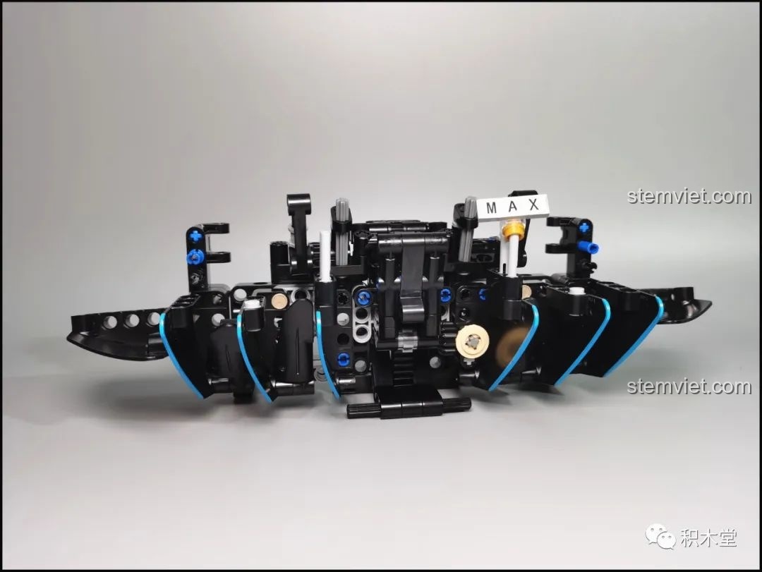 Lắp ráp phần đuôi xe với bộ khuếch tán gió cho đồ chơi lắp ghép Siêu xe Lamborghini Centenario.