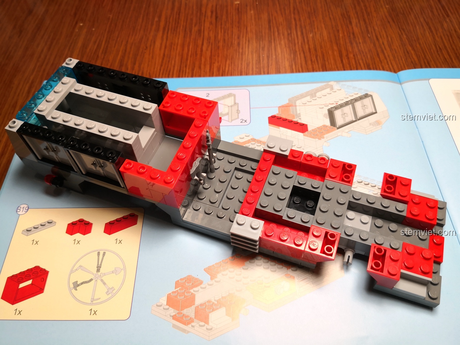 Hoàn thành túi số 3 của bộ QMAN 2809, phần đuôi xe cứu hỏa bắt đầu được dựng lên.