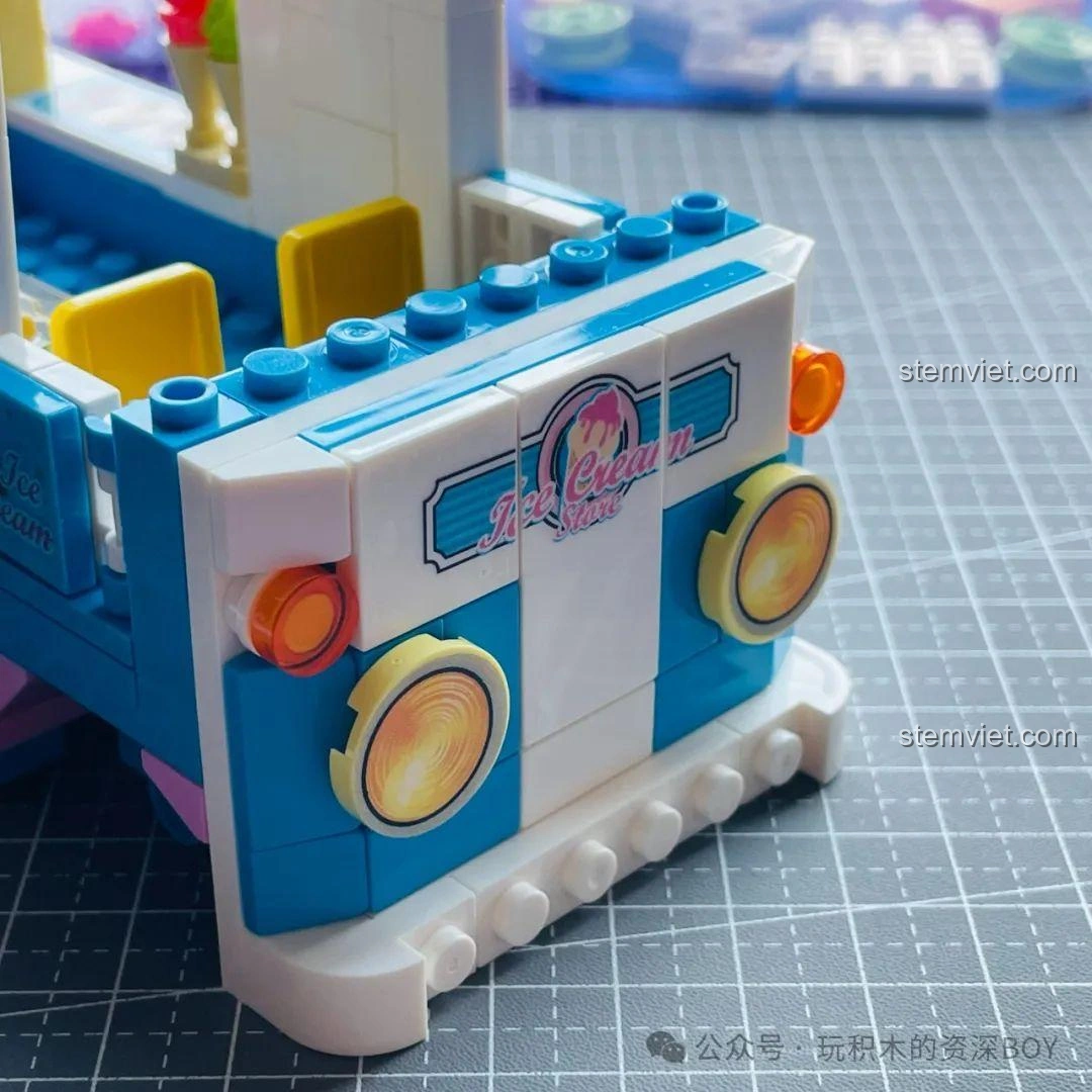 Quá trình lắp ráp phần đuôi xe của bộ lắp ghép Xe Kem Đường Phố SEMBO 601300, thể hiện độ chắc chắn của cấu trúc.