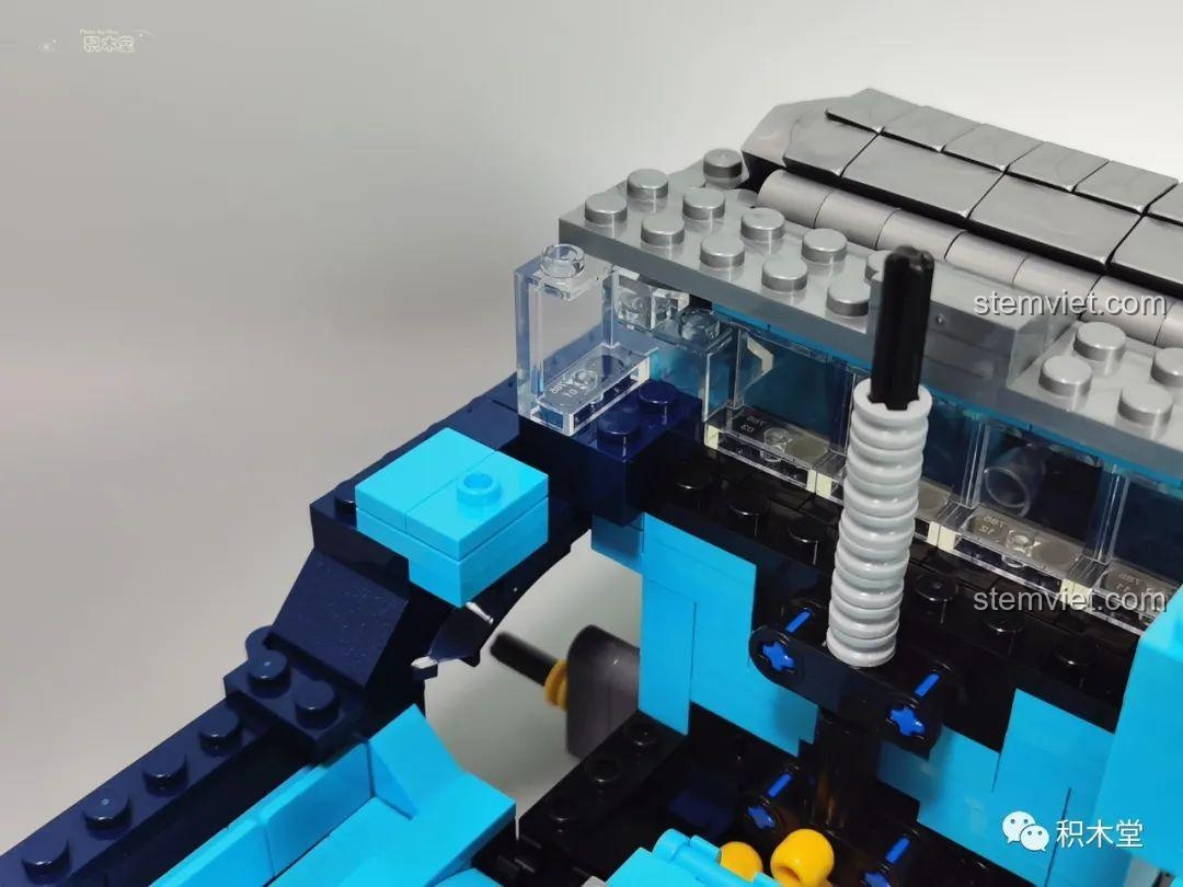 Chi tiết lắp ráp phần đuôi xe của Mould King 10017 Rolls-Royce Cullinan.