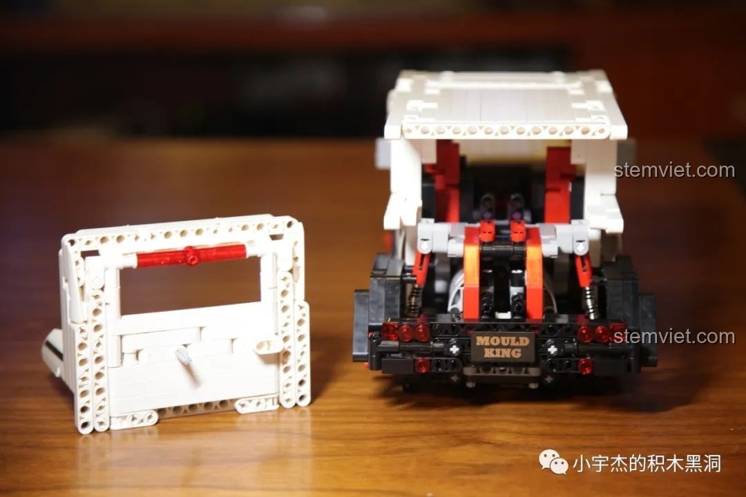 Lắp ráp phần đuôi xe cho mô hình Mould King 13069, cửa sau được thiết kế cố định.