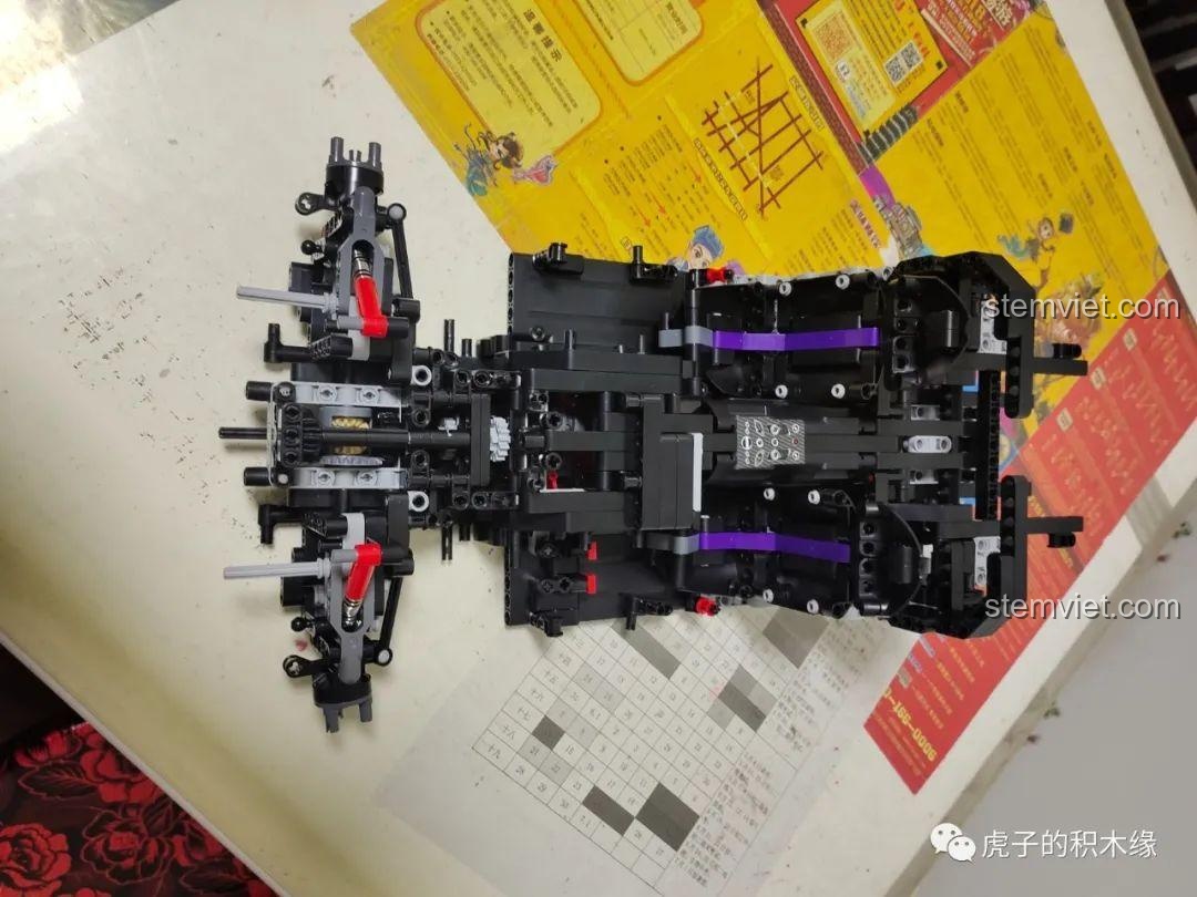 Giai đoạn lắp ráp ghế ngồi có thể điều chỉnh và cầu trước của mô hình Aston Martin Vantage GT3 KaCo Blocks C001.