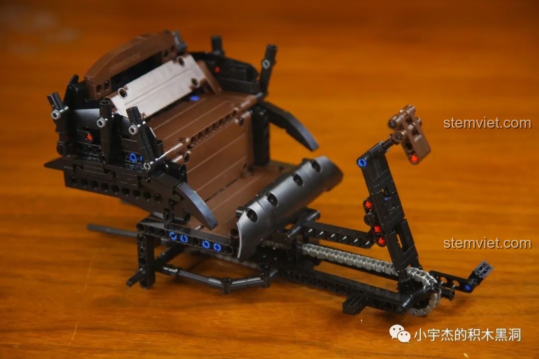 Mô hình xe xích lô AchKo 50015 trong quá trình lắp ráp phần ghế ngồi cho hành khách.