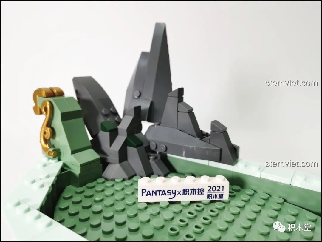 Phần giả sơn màu xám của bộ lắp ráp Bồn Tụ Bảo Phú Quý Pantasy 18003 đang được xây dựng, tạo hình núi non.