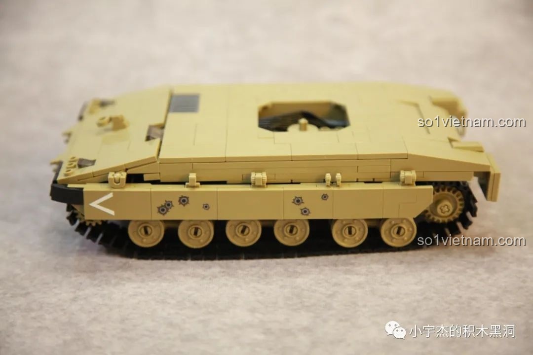 Gắn các tấm giáp hông có họa tiết vết đạn vào thân xe tăng Merkava MK4 Sluban M38-B1022.