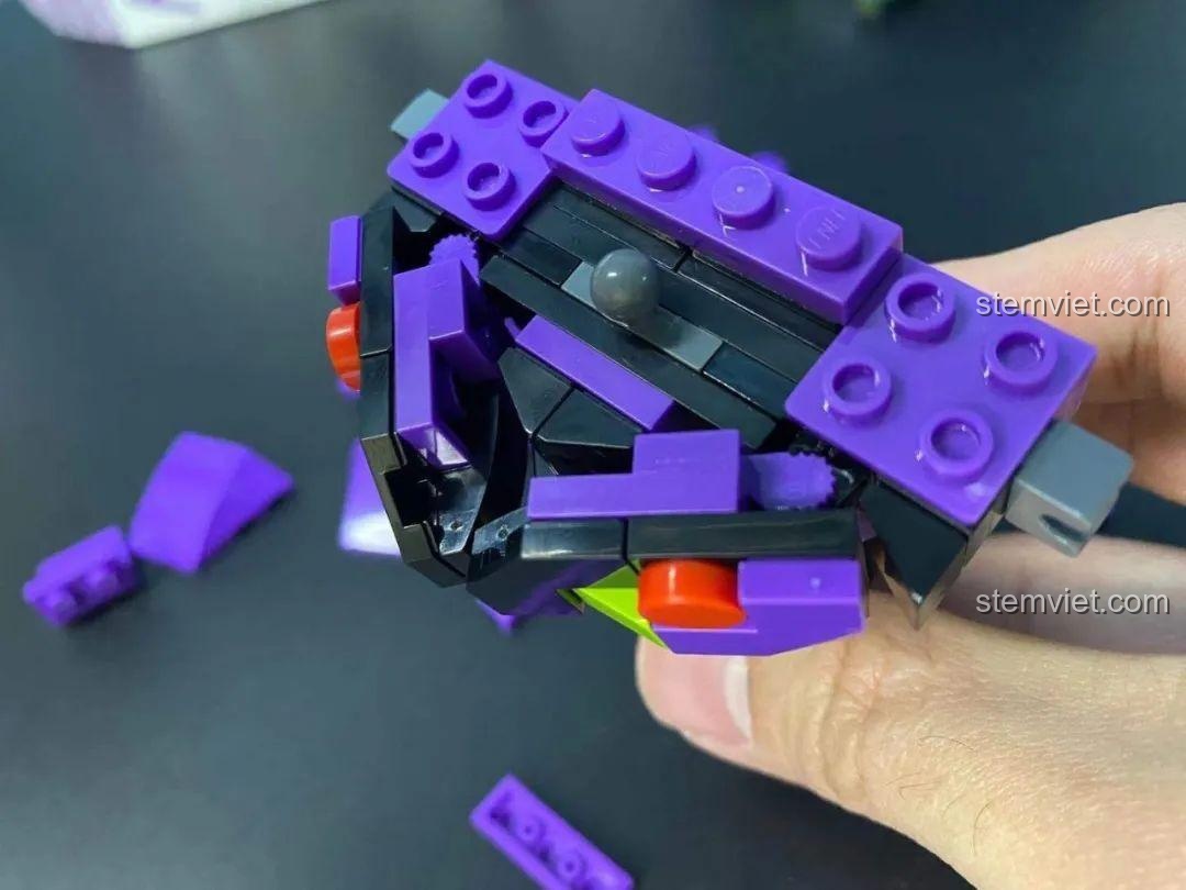 Sử dụng khớp bản lề để lắp ráp phần giáp ngực nghiêng của robot Evangelion Keeppley K20302.