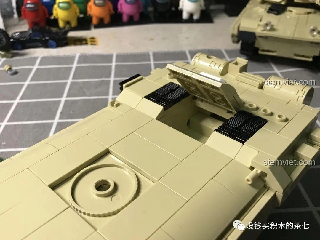 Quá trình lắp ráp giáp sau tháp pháo của bộ đồ chơi Xe Tăng Challenger 2 FV 4034 JIAZHI 0105, một điểm yếu cần lưu ý.