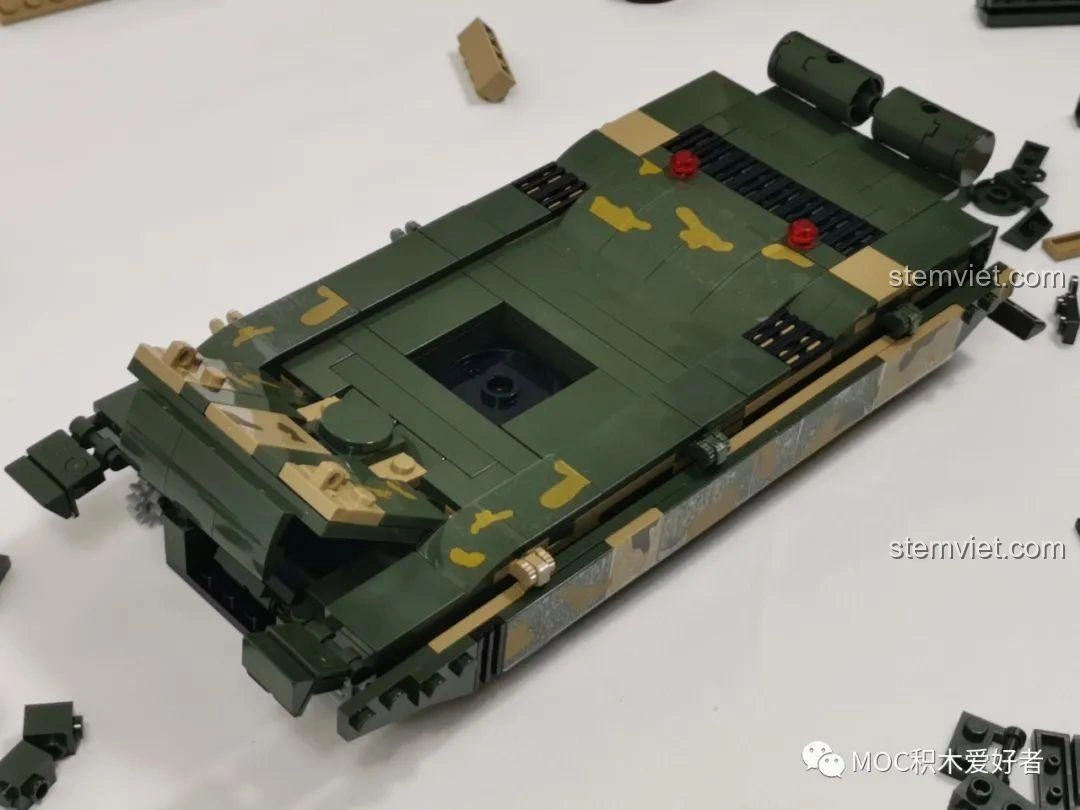 Lắp ráp giáp sườn cho xe tăng COGO 13384 Xe Tăng Chủ Lực 99A, tăng cường khả năng phòng thủ.
