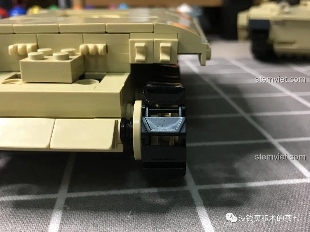 Quá trình lắp ráp giáp sườn cho bộ đồ chơi Xe Tăng Challenger 2 FV 4034 JIAZHI 0105, tăng cường khả năng phòng thủ.