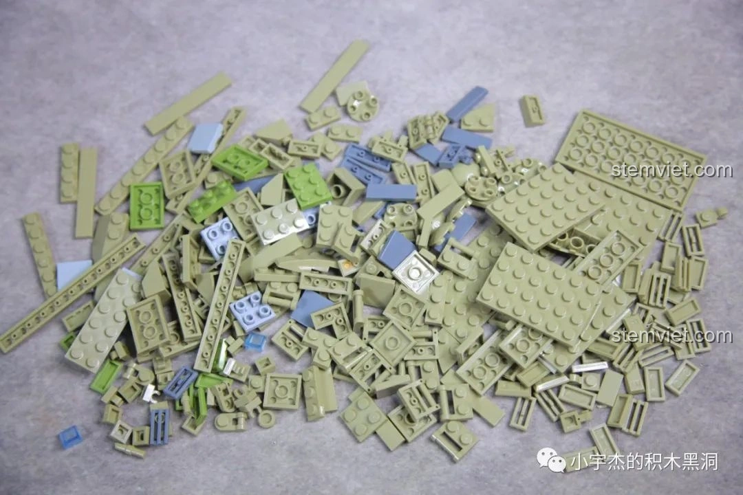 Phần giáp xe tăng M60 Magach của bộ PanlosBrick 632004 đang được lắp ráp.