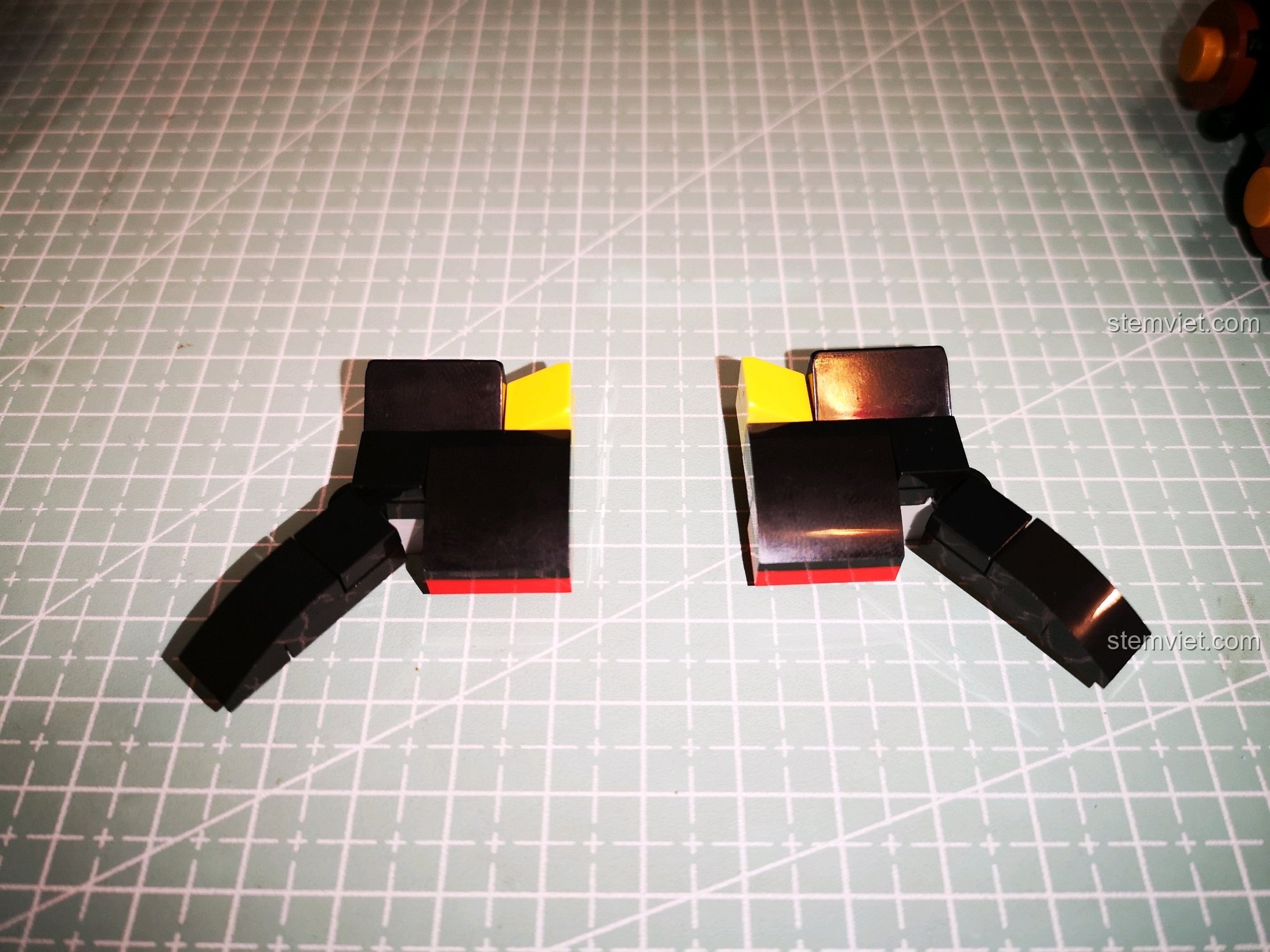 Lắp ráp phần hàm dưới của Sư tử Đen với các chi tiết màu đen, vàng và đỏ.