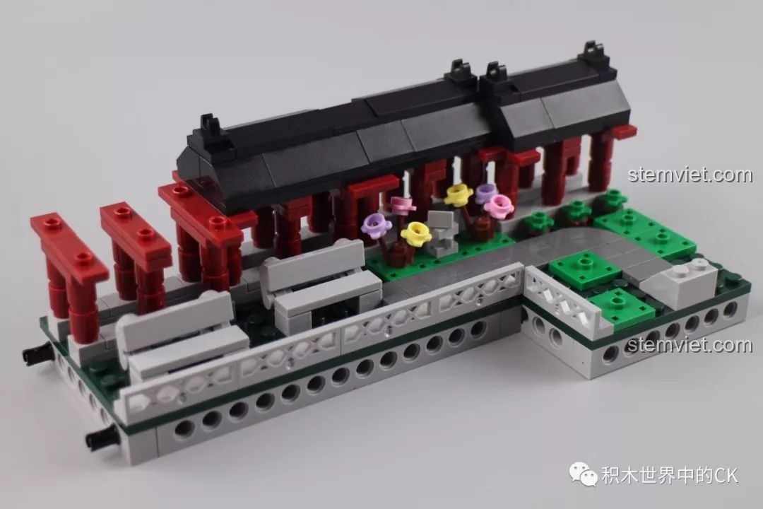 Quá trình lắp ráp phần hành lang dài của Quan Ngư Đình với các cột trụ màu đỏ.