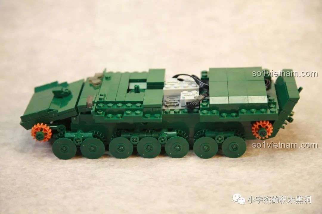 Lắp ráp hệ thống bánh xe và bánh răng dẫn động màu cam nổi bật cho mô hình xe tăng T-14 Armata.