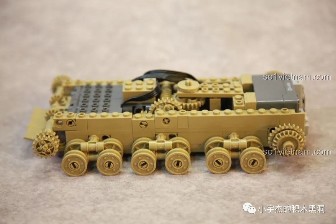 Gắn hệ thống treo và các bánh xe vào khung gầm của mô hình xe tăng Merkava MK4 Sluban M38-B1022.