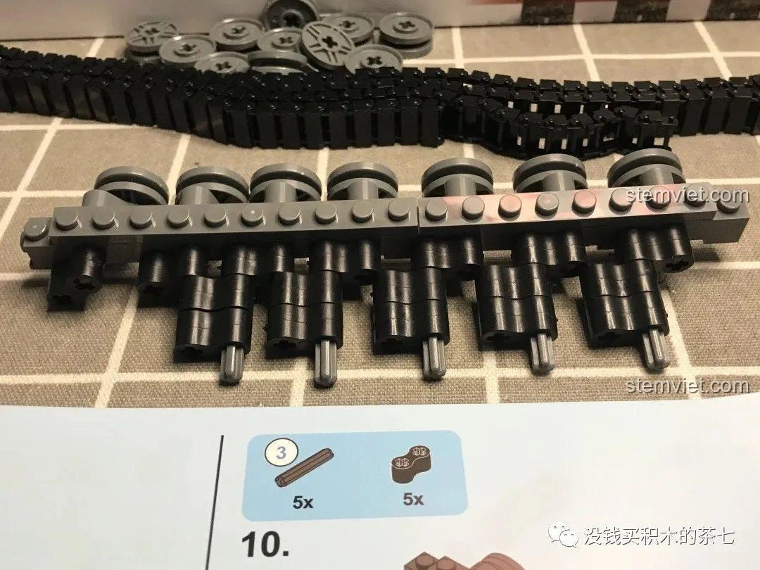 Quá trình lắp ráp hệ thống treo của bộ Jiazhi 0104 Xe Tăng Leopard 2A7+, với nhiều chi tiết cao su mềm.