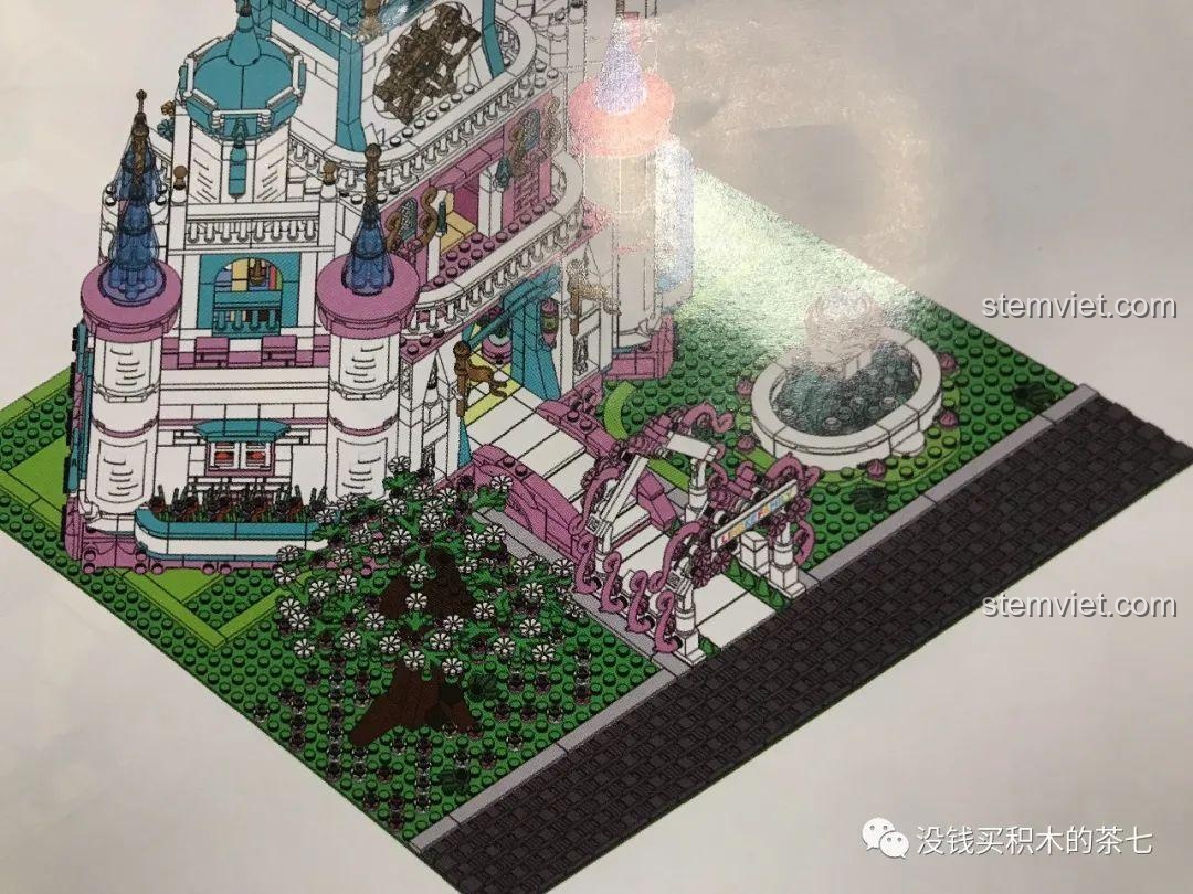 Lắp ráp hồ nước nhỏ cho đài phun nước bằng các chi tiết màu xanh trong suốt.