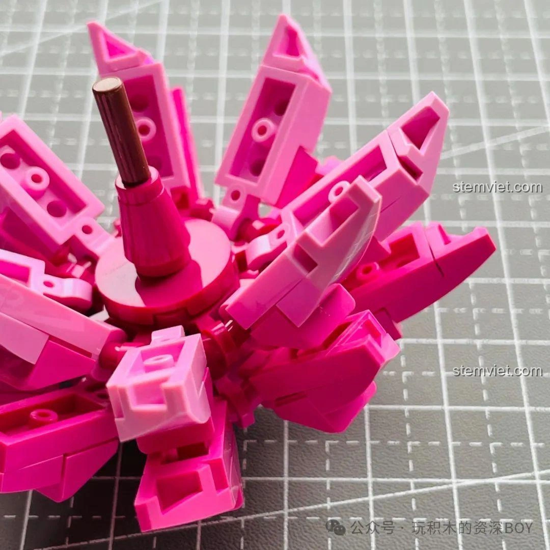 Mô hình hoa sen đá JAKI JK2727 với lớp cánh hoa thứ hai đang được lắp ráp, tạo độ dày và chi tiết.