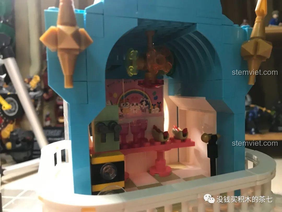 Lâu đài đã được lắp ráp hoàn chỉnh phần trung tâm, với tòa tháp chính đặt trên tầng một.