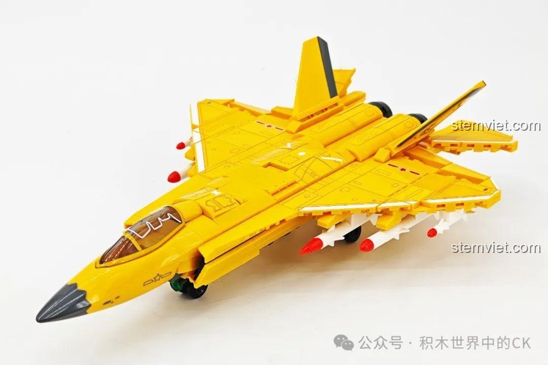 Mô hình máy bay chiến đấu J-35 SEMBO 202254 gần hoàn thiện với các chi tiết cánh và vũ khí.