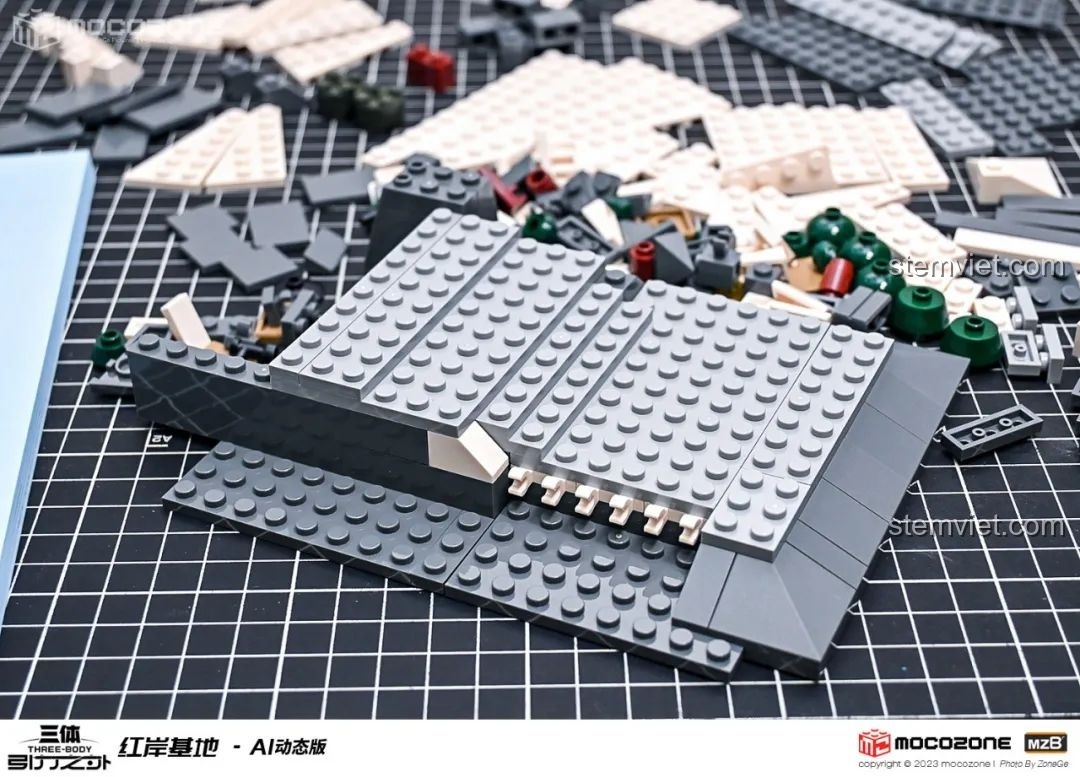 Bắt đầu lắp ráp phần đế của mô hình Hồng Ngạn Cơ Địa (Red Coast Base) Tam Thể, tạo hình dốc núi.