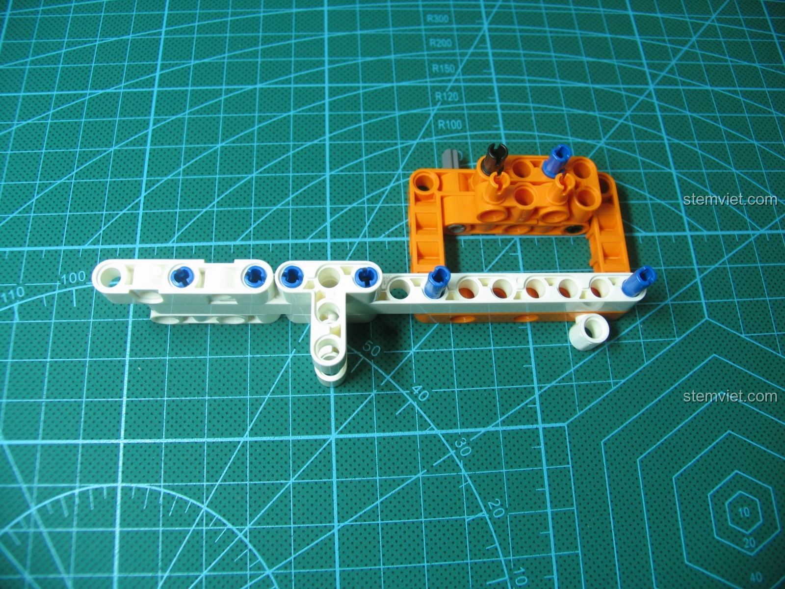 Hộp đạn của bộ đồ chơi 81001 tiết kiệm đang được lắp ráp, các mảnh ghép ăn khớp hoàn hảo.