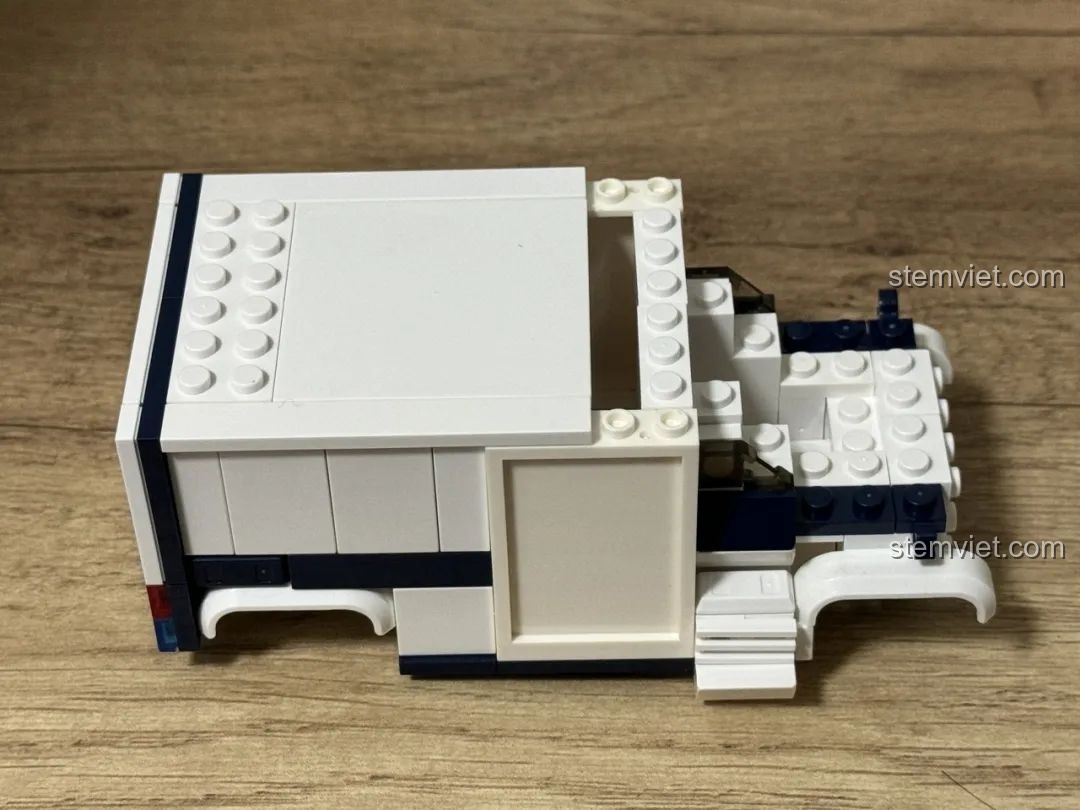 Phần thân xe cứu thương JAKI JK9211 đã gần hoàn thiện, chỉ còn thiếu bánh xe và các chi tiết nhỏ.