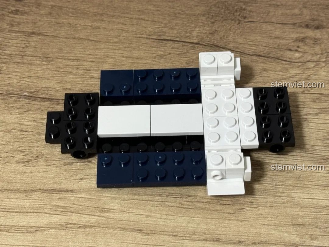 Quá trình lắp ráp phần khung gầm của xe cứu thương JAKI JK9211, các mảnh ghép màu trắng và xanh đậm.