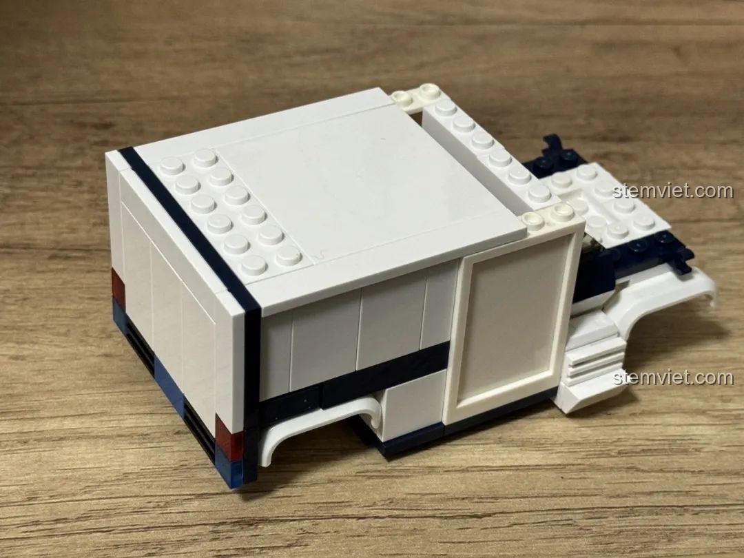 Cận cảnh phần thân xe cứu thương JAKI JK9211, cho thấy sự khác biệt nhỏ về màu sắc giữa các mảnh ghép trắng.