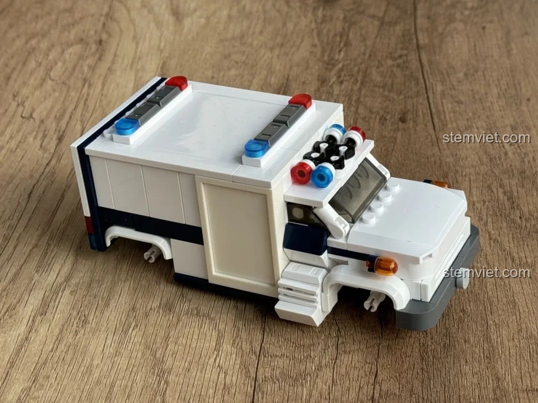 Góc nhìn từ trên xuống của phần thân xe cứu thương JAKI JK9211 đã hoàn thiện, sẵn sàng lắp bánh xe.