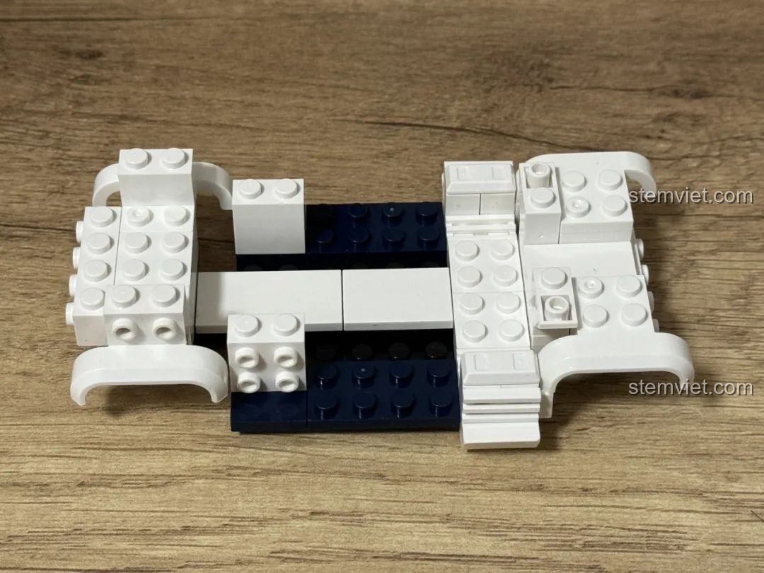 Tiến độ lắp ráp xe cứu thương JAKI JK9211, phần thân xe và các chi tiết bên trong đang dần hoàn thiện.