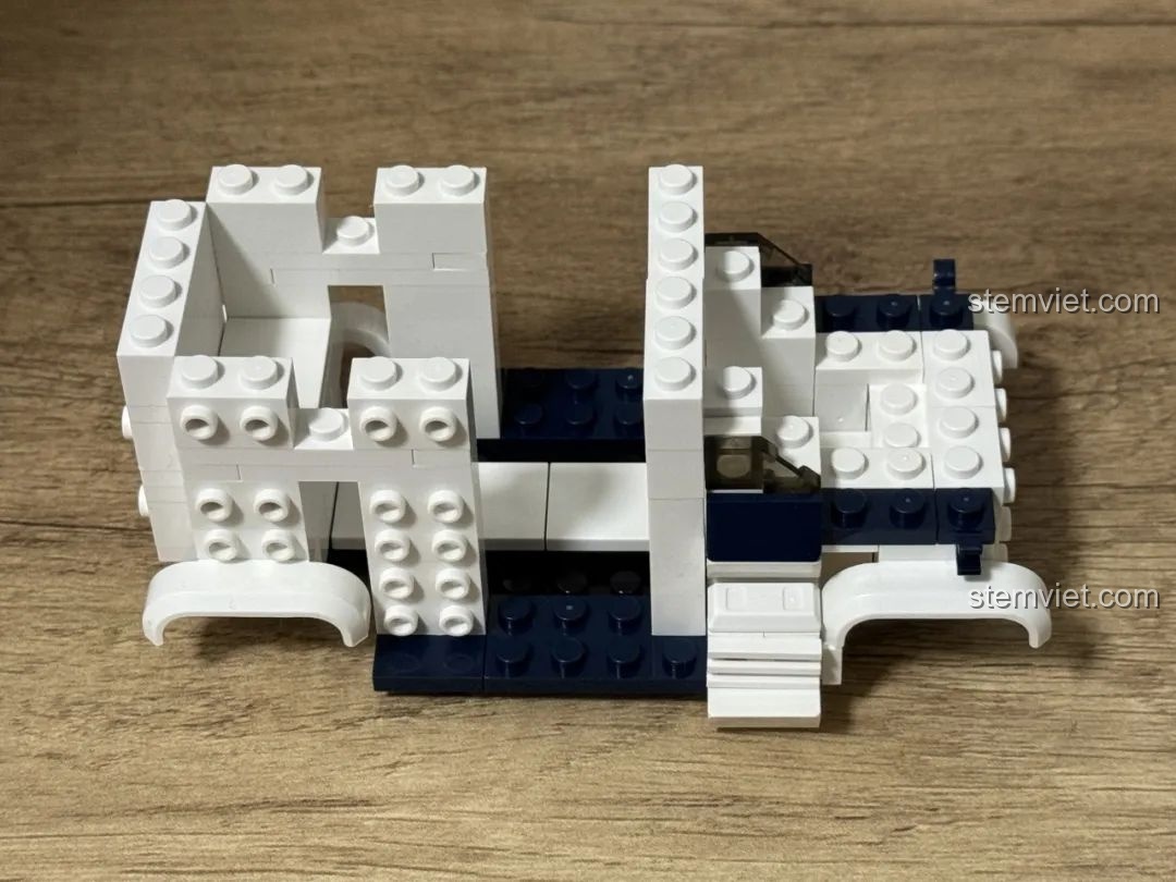 Quá trình lắp ráp xe cứu thương JAKI JK9211, các bức tường và vách ngăn được thêm vào, tạo hình khối.