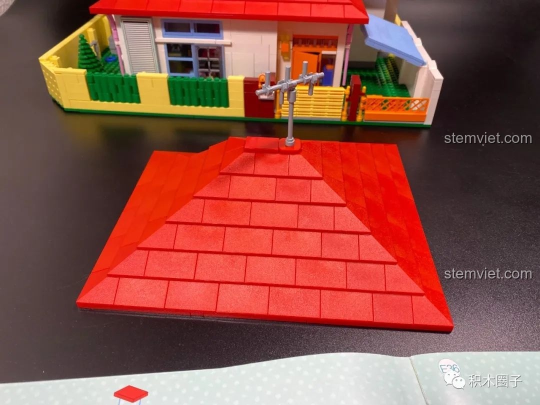 Quá trình lắp ráp mái nhà hình chóp của bộ lắp ráp Keeppley K20612 chất lượng cao.