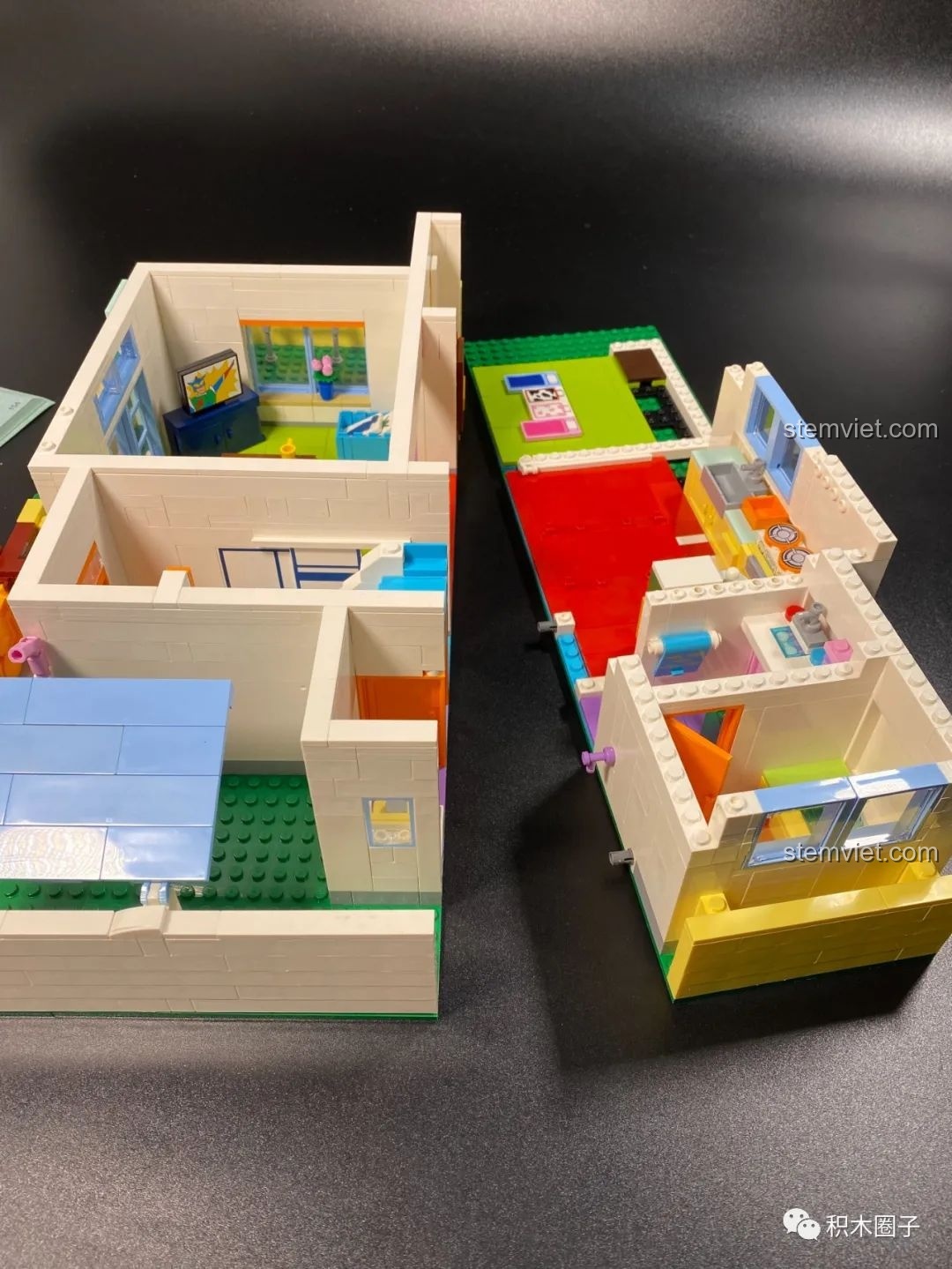 Tầng 1 của ngôi nhà được chia thành hai khối riêng biệt sau khi lắp ráp xong hộp gạch đầu tiên.