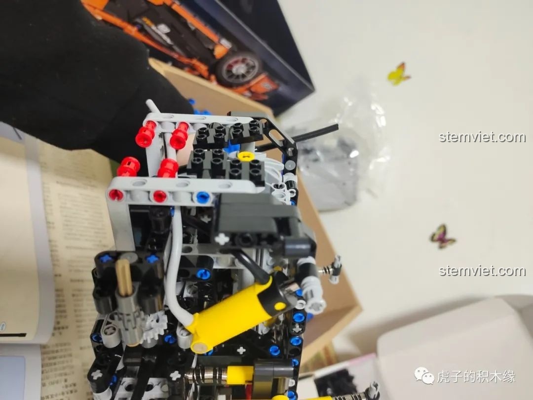 Chi tiết lắp ráp hệ thống khí nén ban đầu của bộ Mould King 19002 Xe Tải Cần Cẩu Khí Nén.