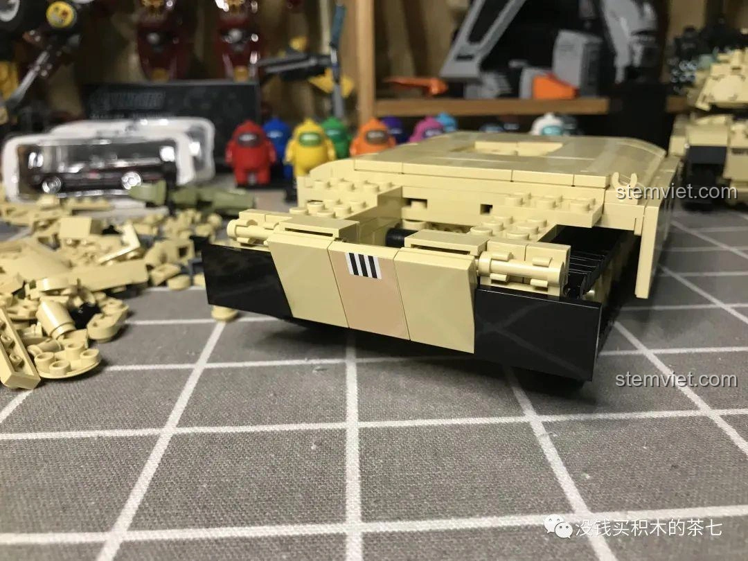 Quá trình lắp ráp khoang động cơ của bộ đồ chơi Xe Tăng Challenger 2 FV 4034 JIAZHI 0105, với nắp có thể mở.