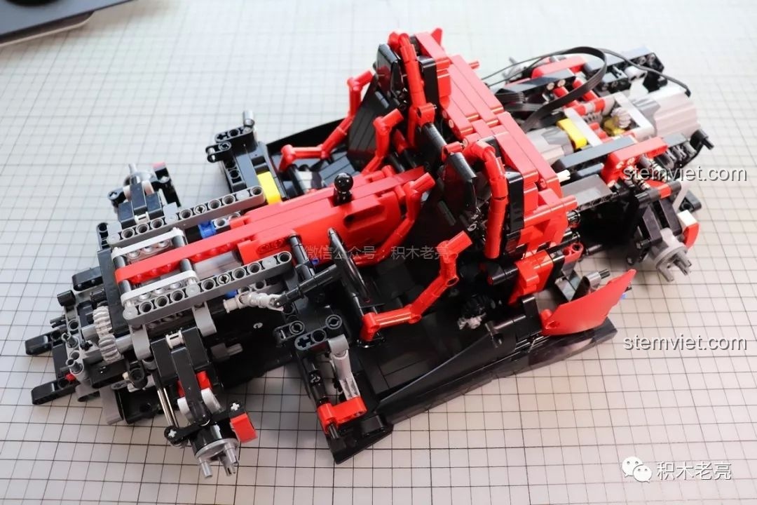 Lắp ráp khoang lái và ghế ngồi cho bộ xếp hình Siêu xe Lamborghini Veneno Roadster.