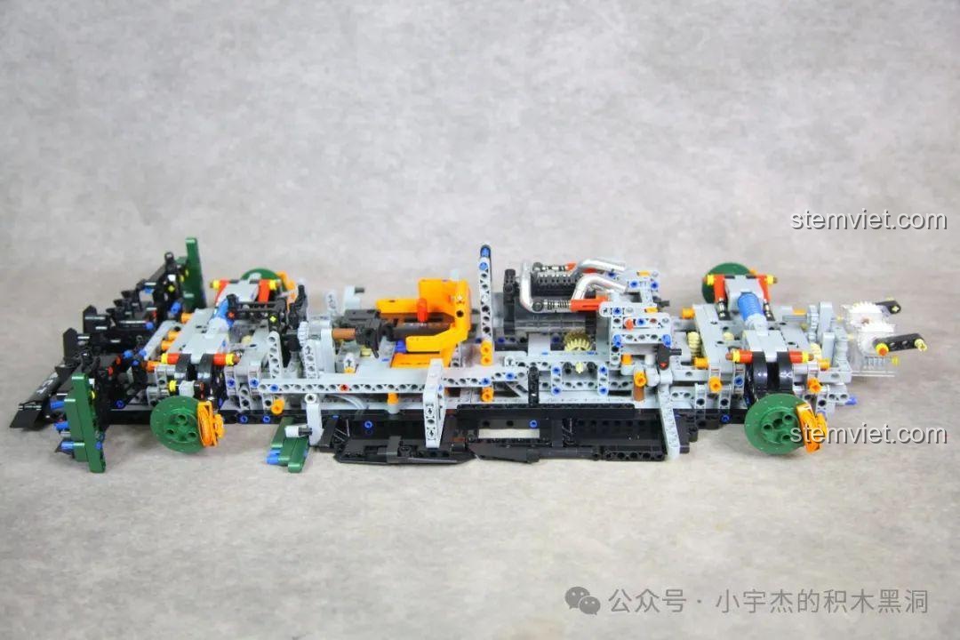 Khoang lái của xe được lắp ráp, chỉ có một ghế ngồi cho tay đua.