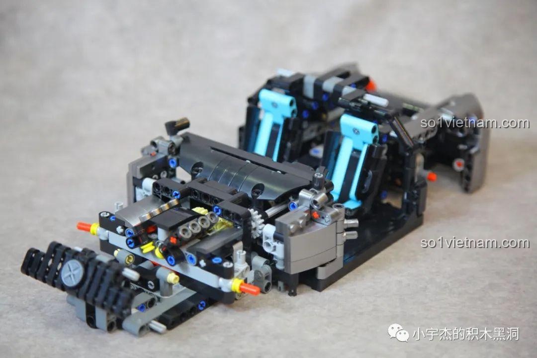 Khoang lái của mô hình xe Mercedes AMG Bạc Quỷ MJ Blocks 8620A đã được lắp ráp hoàn chỉnh với ghế ngồi và bảng điều khiển.