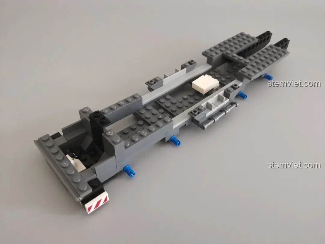 Lắp ráp khoang lái và các thanh technic ở đuôi xe trong bộ lắp ráp Mô hình Tên Lửa Không Gian GUDI giá tốt.