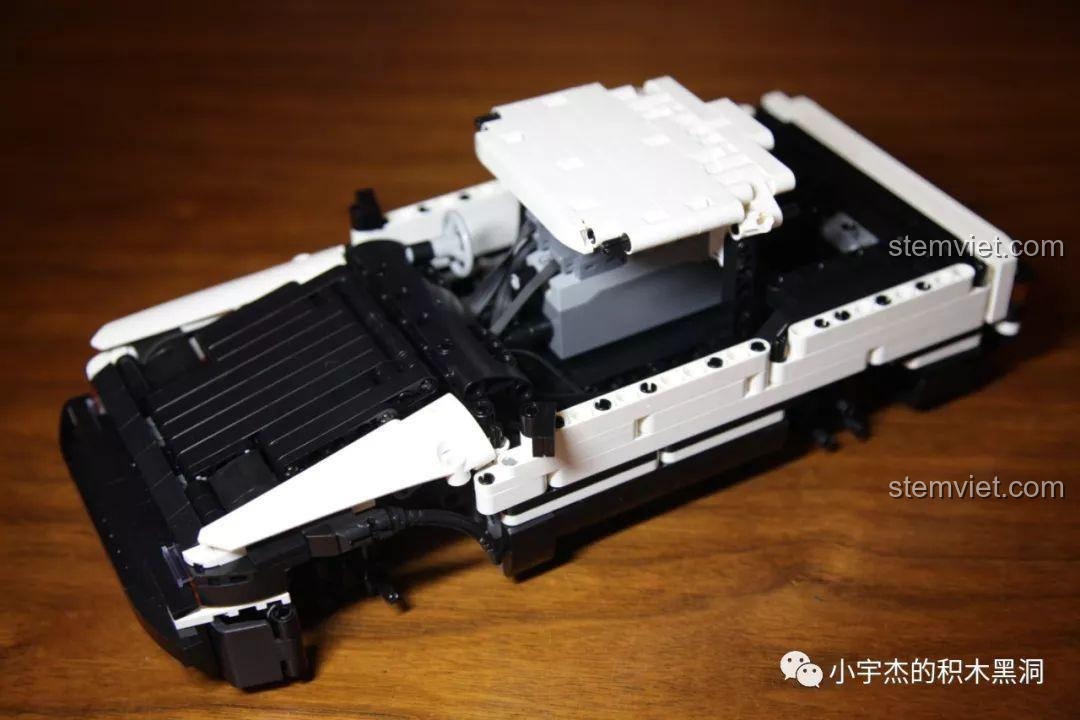 Lắp ráp phần mui xe và khoang chứa pin của bộ đồ chơi Xe giao đậu hũ K-81.