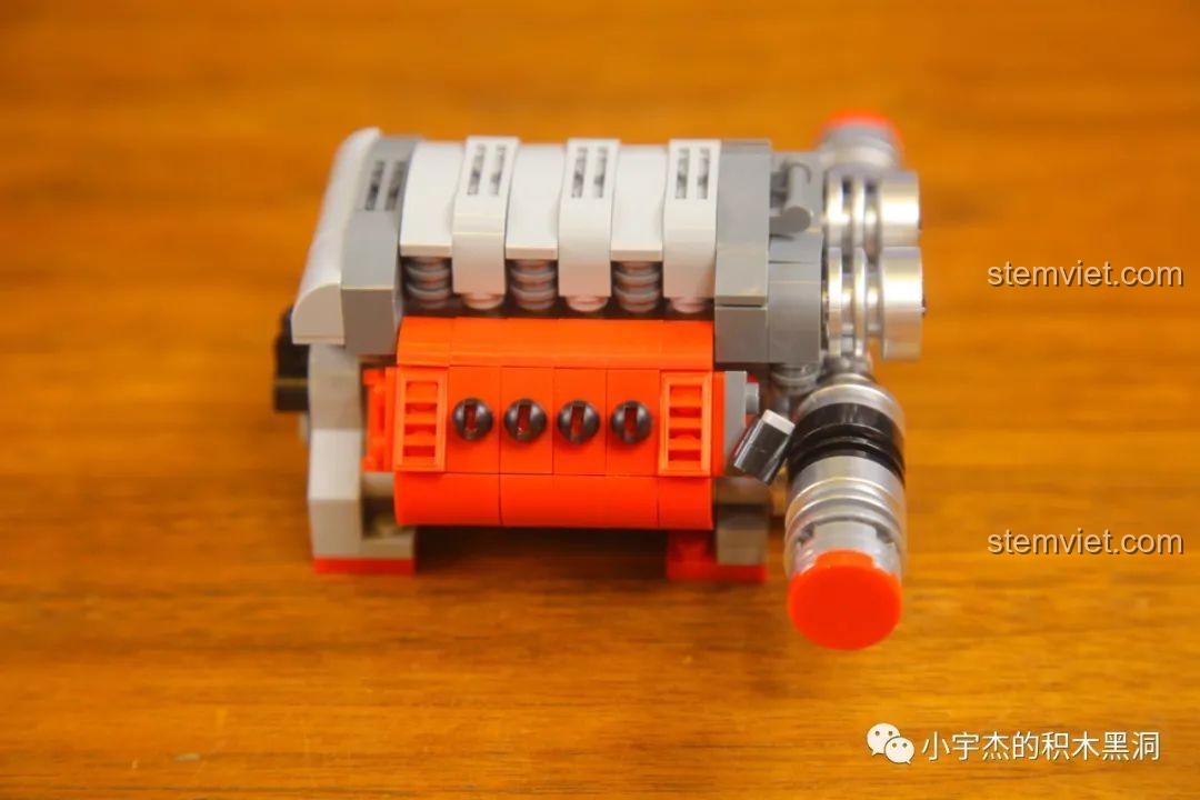 Khối động cơ của xe BrickCool KC010 đang được lắp ráp, với các chi tiết piston và ống xả.