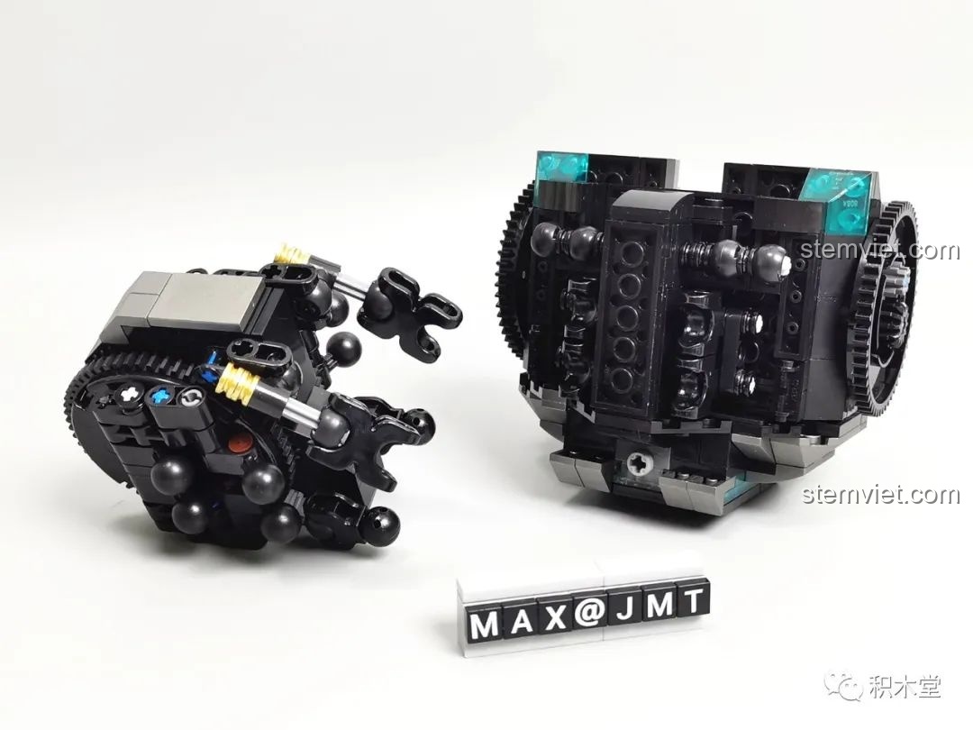 Phần thân và hông của Robot Batmech Hạng Nặng được lắp ráp với nhiều khớp bi để tăng độ linh hoạt.