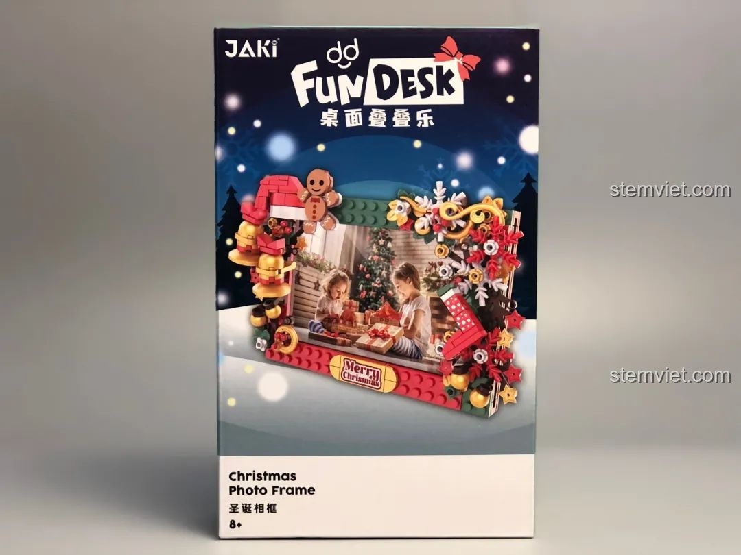 Quá trình lắp ráp phần khung của Khung Ảnh Giáng Sinh JAKI, các mảnh ghép màu đỏ và xanh lá.