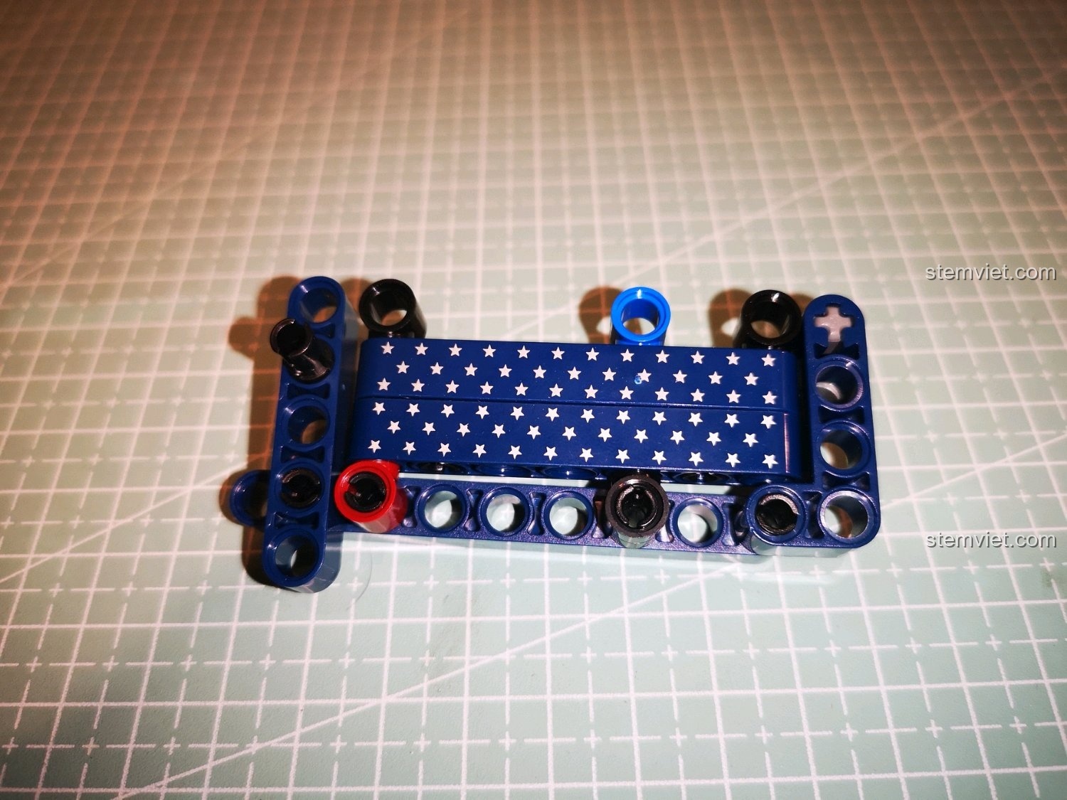 Quá trình lắp ráp phần khung báng súng của mô hình Súng Lục Captain America cho bé trai 9 tuổi.