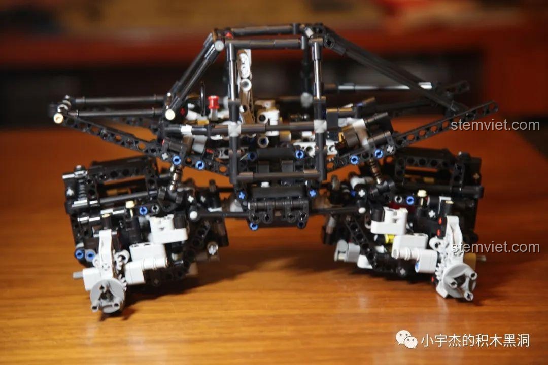 Bộ khung chống lật của xe tải quái vật Happy Build XQ1212D được gắn lên khung gầm, tạo nên cấu trúc vững chắc.