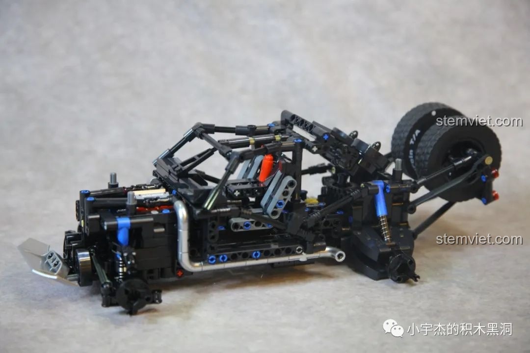 Khung xe SEMBO 715006 với khung chống lật và hệ thống treo sau đã được lắp ráp.