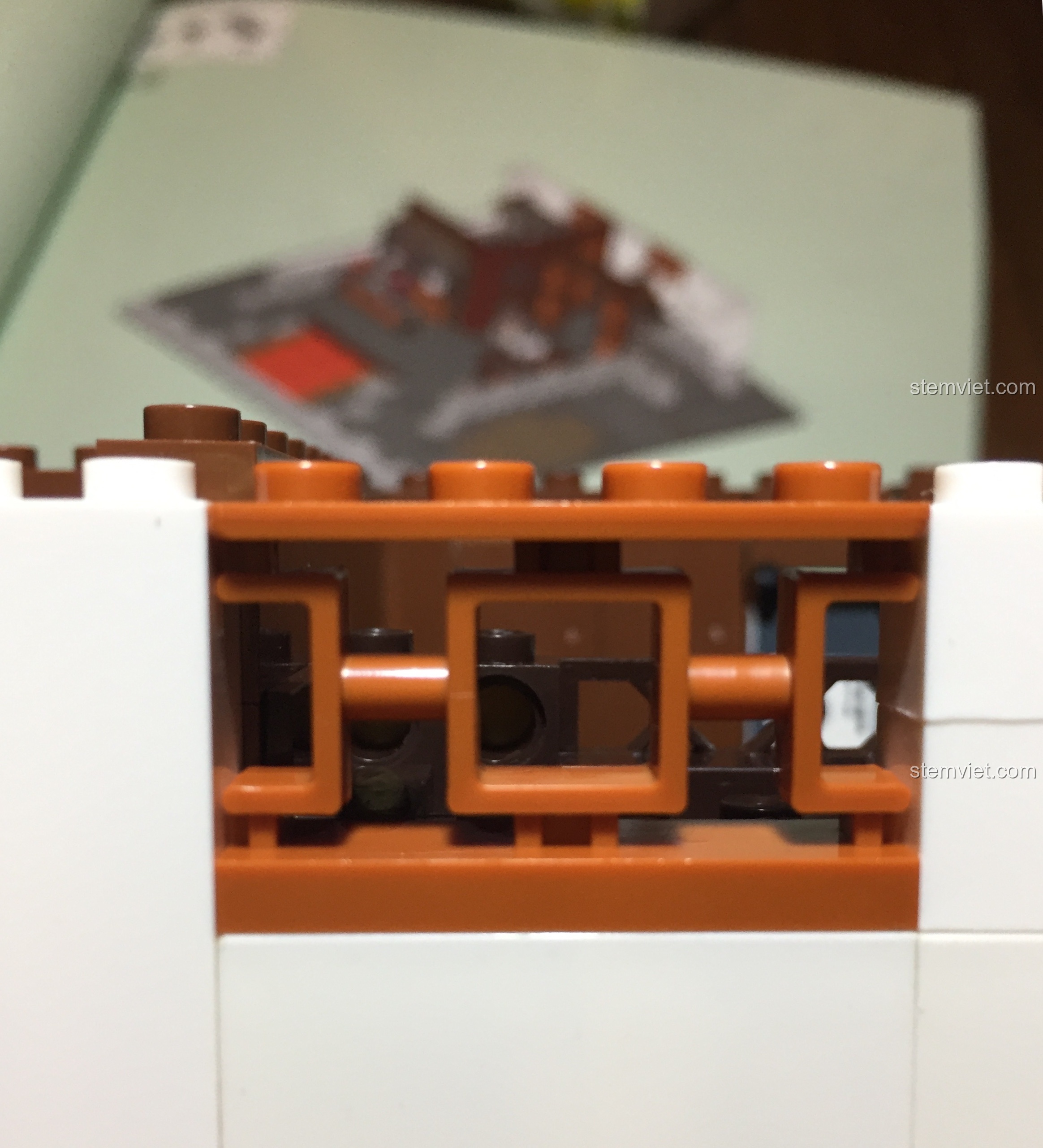 Quá trình lắp ráp các khung cửa sổ hoa văn vào phần tường của tầng một mô hình Vạn Phúc Khách Sạn.