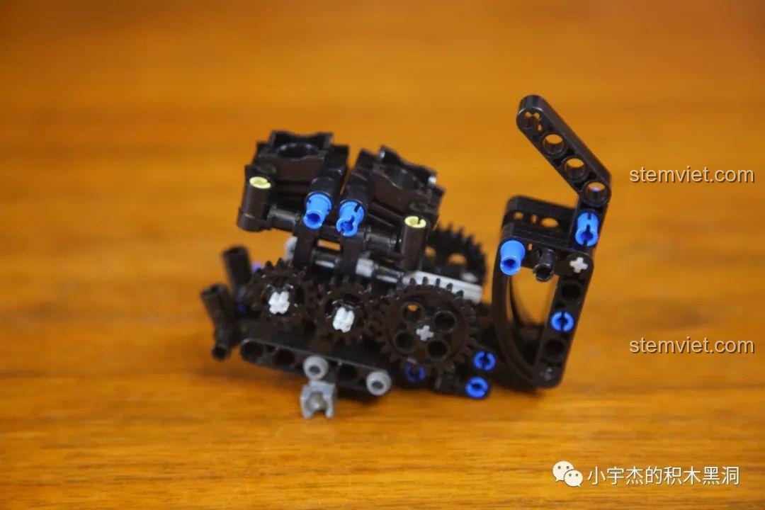 Quá trình lắp ráp phần khung và cụm bánh răng của mô hình xe máy Harley-Davidson SEMBO 701714.