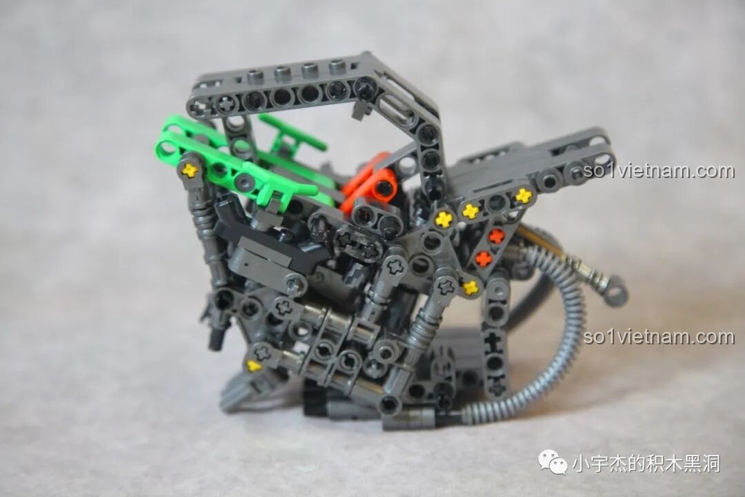 Quá trình lắp ráp phần khung và động cơ của mô hình Xe mô tô Kawasaki Ninja H2R ZHEGAO, một công đoạn phức tạp và thú vị.