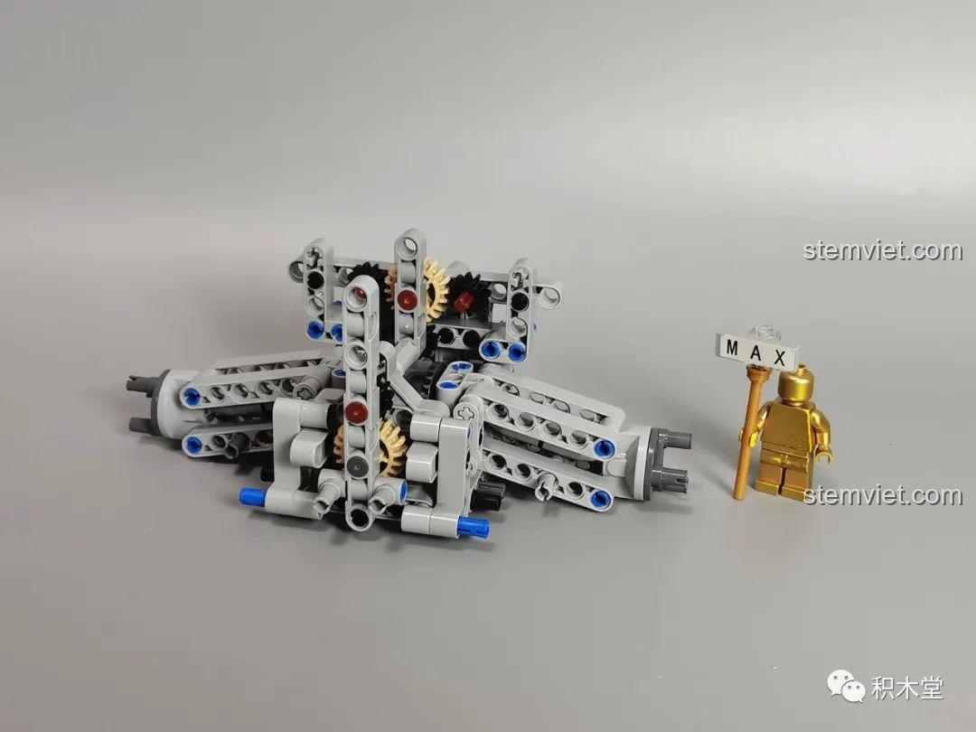 Quá trình lắp ráp khung gầm phía sau của mô hình Xe wagon Audi RS6 T5023, bước khởi đầu của dự án.